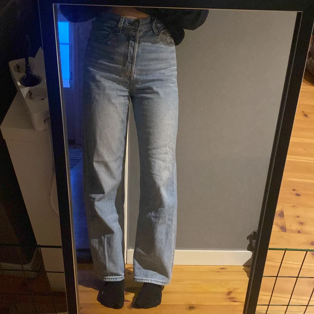 Äkta levis jeans storlek 26. Perfekt i längden på mig som är 163cm lång. Ljusblåa, knappt använda. Köpte för cirka ett år sedan och har inte använt de mycket alls. Köpte för 1200kr säljer för 550kr ❤️ Köparen står för frakt!😊. Farkut & Housut.