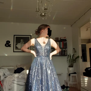 Balklänning - Jag säljer nu min älskade balklänning❤ bara använd en gång så den är nästan som ny!! Passar bra på mig som 1,60💫 den har ett suuper fint släp också! Skicka för fler bilder🥰