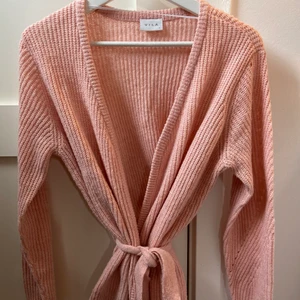 VILA stickad kofta (NY) - Stickad rosa kofta med midjeband, helt oanvänd. 