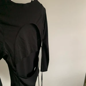 Topp med öppen rygg - Svart långärmad topp med öppen rygg, bra skick. 