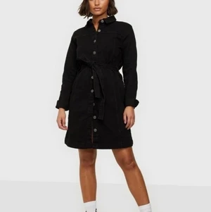 Jeans klänning - Svart jeansklännibg med knyte. Aldrig använd och prislapp kvar. Ordinare pris 449kr🤍