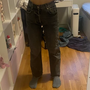 Högmidjade momjeans, knappar - Grå högmidjade momjeans från Gina Tricot. Knäpps med knappar, vida ben, storlek 38/m, i stort sett oanvända, nypris 600kr