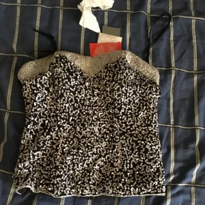 Ny Armlös korsett top -  Ny glitter korsett topp som passar till allt och matcherar med allt.säljer den eftersom passar inte med min rygg