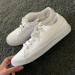Nike skor - Ett par nike sneakers, köpte dem av en annan nyss men har ej använt dom för de va fel modell och de va alldeles för stora för mig. Hela och rena.