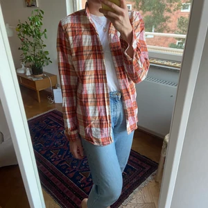 Flanellskjorta  - Rutig flanellskjorta köpt i vintagebutik i Berlin. Fint skick. Storlek medium. 
