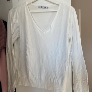 Vit tröjan - V-ringad vit tröja i tunnt material. Väldigt mjuk. 