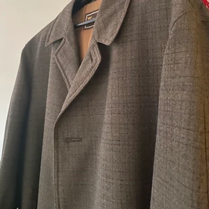 Oversized kappa - En herr kappa som är riktigt tuff oversized! Rutigt mönster i bruna nyanser! Tunn och därför perfekt nu till våren!