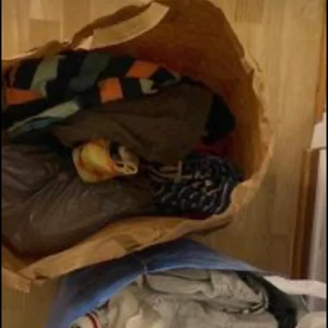 Massa barn kläder och bebis saker - Två fulla kassar med baby kläder allt från stolen för 1 månaders upp till ett år.  Massa dregglishaklappar, en hel påse med nappflaskor, 5-6 snuttefiltar helt nya endast tvättade med olika djur på. Alla är inte i lagt i påsarna på bilden men kommer är du intresserad kan ja ta ut kläderna för att du ska få en bättre titt på vad de är för saker. ☺️ kan mötas eller skicka mot frakt. Du är också välkommen hit för kolla men vill helst sälja allt tillsammans då vi ska flytta , df säljs de  billigt