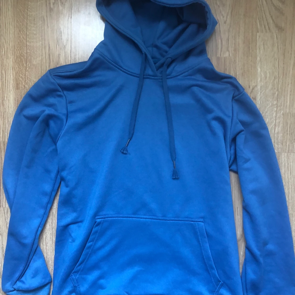 Blå hoodie