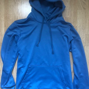 Blå hoodie - Blå hoodie i storlek M