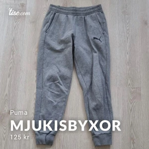 Mjukisbyxor  - Grå mjukisbyxor från Puma med logga nedanför vänster ficka👖 I superbra skick