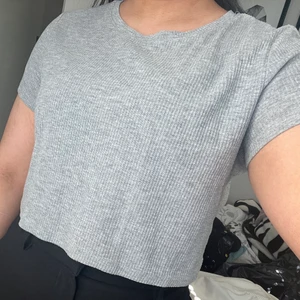 grå croptop - Jätteskön ledig croptop i grå färg och ribbat material. Använd 3-4 gånger men i väldigt bra skick. 