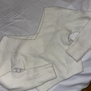 crop top långärmad vit XS - Croppad vit långärmad tröja från HM Använd 1 gång! 