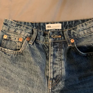 Zara midrise  - Så snygga och populära zara jeans! Dem är midrise! Fler bilder kan tas. 