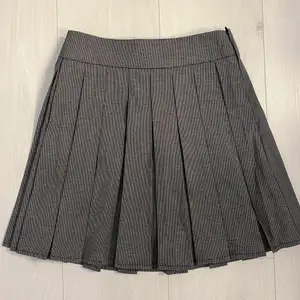 Helt ny kjol i tennismodell! Skulle säga att den är något större i storleken💓 köpare står för fraktkostnad!