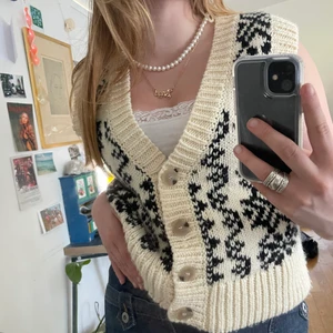 Zara stickad väst🤍 - Fin stickad väst från zara!🤍 knappt använd! Passar till mycket och är väldigt gosig😊❣️