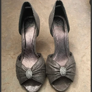 Bianco klackskor silver Storlek 37  - Fina silver skimrande klackskor från Bianco