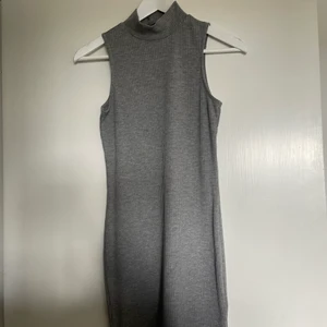 Klänning - Tight grå klänning med polokrage från Gina tricot i storlek s. Kommer inte till användning längre. 