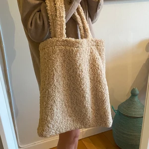 Teddyväska - Säljer denna superfina totebag i teddymaterial! Köpt i Köpenhamn. Endast använd ett fåtal gånger. 