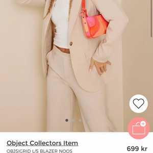 Beige kavaj från Object  - Helt oanvänd beige kavaj/blazer ifrån object. Prislappen sitter kvar. Köptes för 699 kr men säljer för 350 kr. Köparen står för frakten.