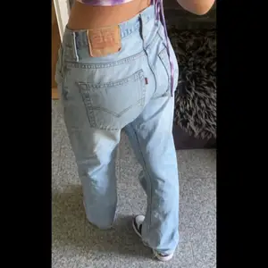 Snygga Levi’s jeans, använda ett fåtal gånger💜 skulle säga att dom är mindre i storleken!
