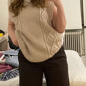 Vet inte märket, passar storlek S-L  - Beige stickad väst, säljer för är inte min stil 