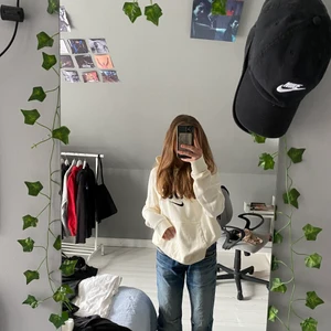 Nike hoodie - Säljer dengär jättefina Nike hoodien. Den är i storlek L men skulle säga att den passar xs-l beroende på hur oversize man vill ha den!!💞💞💞 (Jag är en xs-s)