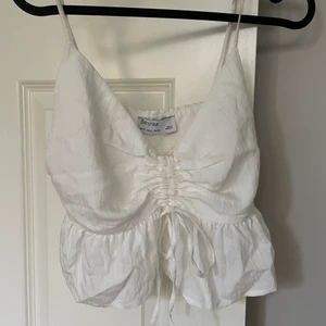 Vitt linne  - Superfint linne från Bershka i strl M. Slutsåld överallt. Säljer eftersom det är för litet på mig. Har vanligtvis S i toppar men passar någon med mindre byst. Dragkedja på sidan och justerbara band. Köparen står för frakt! ☀️