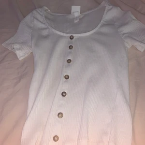 Tröja med knappar - Säljer denna tröja för 50kr pågrund av att den är förstor för mig, använd ca 2 gånger,  den är i storlek xs  och är från h&m ❤️