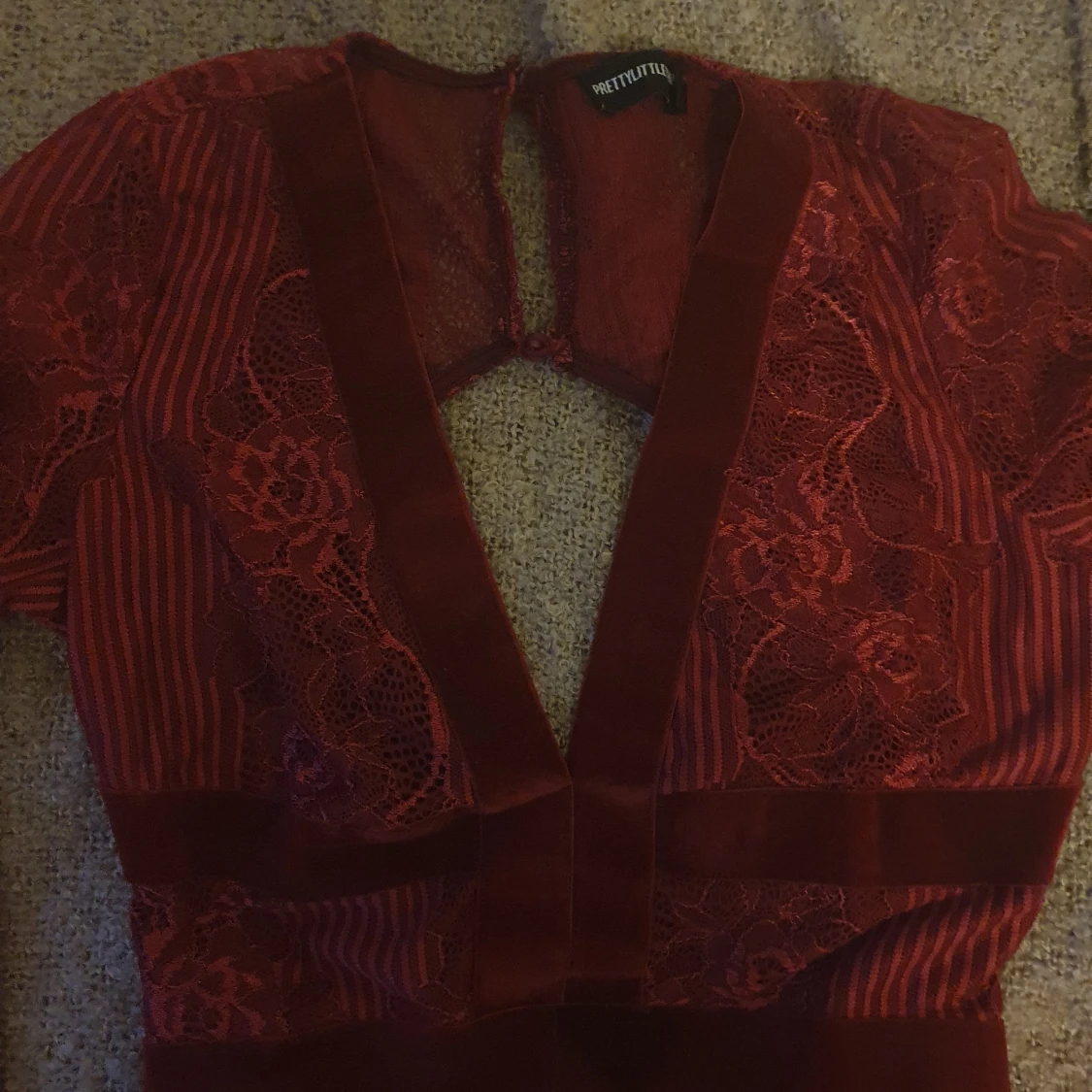 Vinröd klänning i velvet och spets  - 90