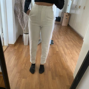 Kostymbyxor - Säljer vita kostymbyxor från new yorker i storlek 32. Älskar verkligen byxorna men dom har tyvärr blivit försmå för mig då jag gått upp mycket i vikt. Kan betala hälften av frakten