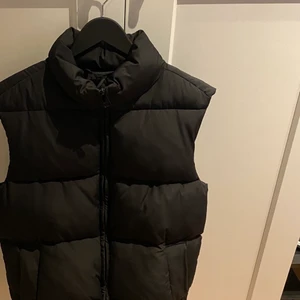 Oversized puffer vest  - Helt oanvänd oversize väst från Monki är mer som S i storlek 