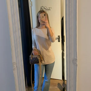 Beige tröja - Söt tröja som inte kommer till använding längre! Slitsar på sidorna och i ett skönt mjukt matrial! 💓 Frakt tillkommer!