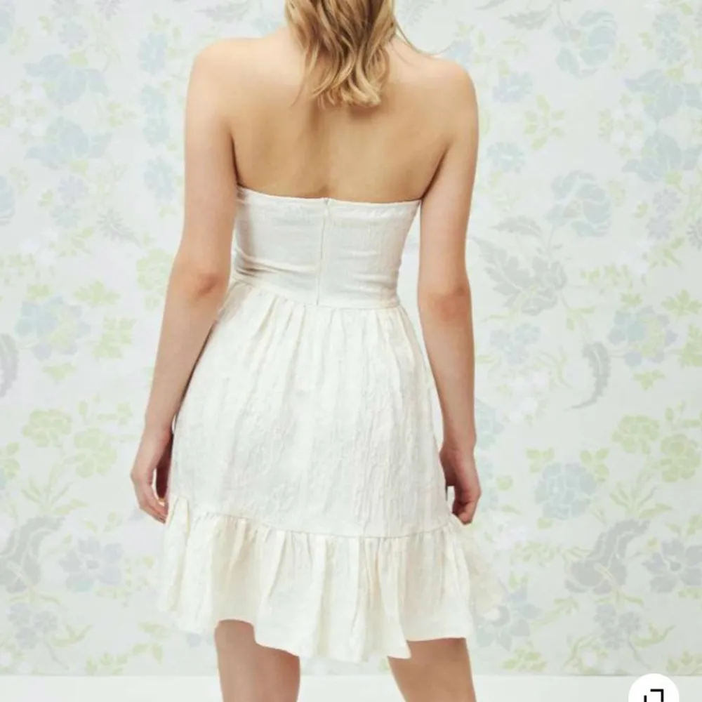 Så fin oanvänd vit klänning som jag beställde från Cider till studenten, men hittade en annan innan den hann komma så kommer inte använda den. Säljer för 200kr💕💕💕 Jag är 167 & den sitter bra på mig! 🤌🏼. Klänningar.