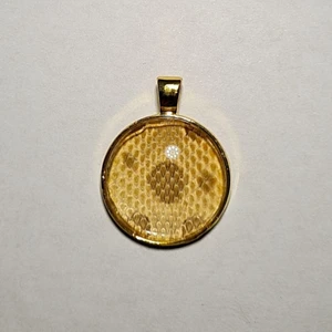 Berlock gjort på ormskinn  - Historia, ömsat ormskinn bevarat i smycken!  På Tales Of Scales görs smycken på ömsat skin, i detta fallet från en trynsnok! Checka in @tales.of.scales.swe på instagram för törre utbud. Btw. Frakten är 20kr, ej 39kr som Plick säger :)