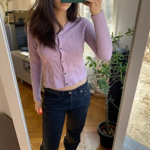 Ljuslila tröja - En söt ljuslila kofta/stickad tröja. Skit snygg och söt men kommer inte till anvädning. Toppen skick! Jag är 165 och brukar bära Xs/S. Skriv pm vid frågor 🫶🏻💕