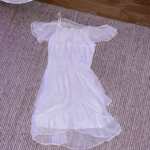 Jättefin vit klänning som bara har kommit till användning en gång när jag skulle på bröllop men nu har den tyvärr blivit för liten för mig men annars så tycker jag att den är jätte jätte fin verkligen. 