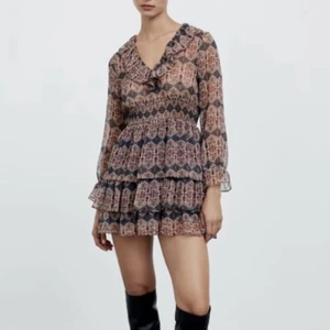 Klänning - En klänning från zara som jag aldrig använt alltså bara testat, i storlek Small