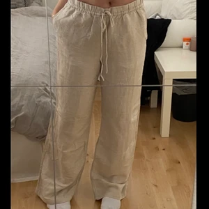 Linnebyxor - Vida linnebyxor från hm. Aldrig använt då de är för stora för mig. Byter gärna mot ett par i S.