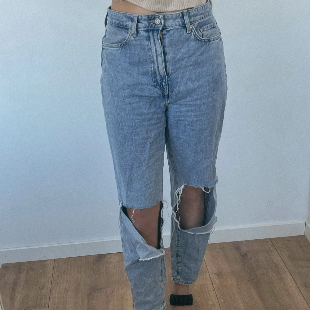 Slitna jeans i från H&M i passformen momjeans. . Jeans & Byxor.