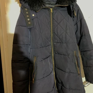 Vinterjacka från zara - Jacka från zara vill bara få bort snabbt. rökfri. Storlek S och har ett litet hål i fickan. Jackan är svart men pga av ljuset ser den lite blå ut.
