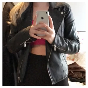 H&M skinnjacka  - Skinnjacka från hm, Stl:M passar mig som har stl s i vanliga fall, nypris:299kr tror ej den finns kvar i butik men säljer för 160 då den är i bra skick pris kan diskuteras