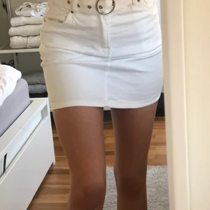 Vit kjol  - Säljer min vita kjol från Bershka🌸tveka inte att höra av dig om du är intresserad☺️