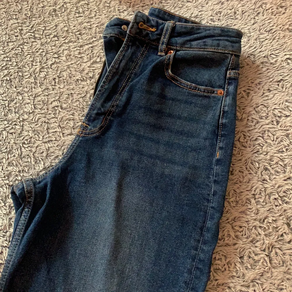 Momjeans i storlek 34, använda endast 1 gång . Jeans & Byxor.
