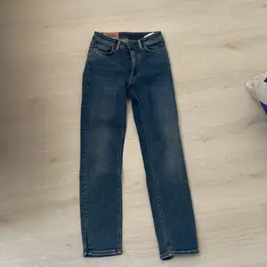 Säljer super fina skinny jeans från ackne studios. Dom är mörk blåa och har två fickor bak och fram,jag har klippt en slit längst ner vid byxorna därför lägre pris) kontakta mig och du är intresserad❤️❤️
