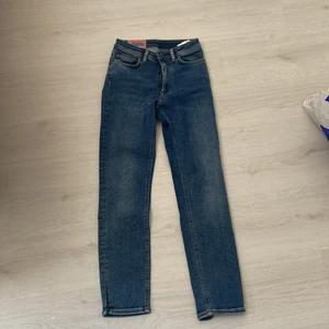 Blåa acne jeans  - Säljer super fina skinny jeans från ackne studios. Dom är mörk blåa och har två fickor bak och fram,jag har klippt en slit längst ner vid byxorna därför lägre pris) kontakta mig och du är intresserad❤️❤️