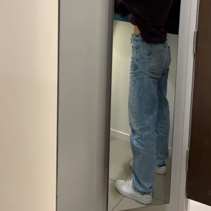 Straight Jeans från Gina i ljusblå färg - Säljer mina ABSOLUTA favorit jeans❤️‍🔥❤️‍🔥. Dom är SVIN snygga men har tyvärr blivit för små. Jag har storlek 32 på dessa och är 163 cm lång ungefär. Dom är lite för korta för mig, men sitter perfekt i midjan. Skulle rekommendera till någon som är mellan 155-160 cm lång. Jeansen har sjukt bra passform och är riktigt bekväma. Skriv till mig för flera bilder eller frågor😚😚 nypris var 599kr