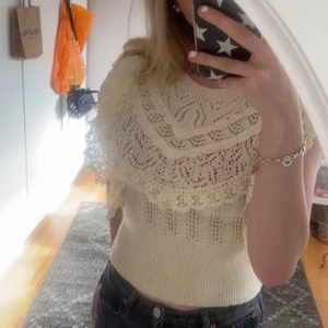 Mönstrad topp Zara - Säljer denna slutsålda snygga toppen från Zara som passar perfekt till sommaren! Toppen är i storlek S men passar även Xs då jag ofta har det. Säljer pga att den aldrig kom till så mycket användning💓💓