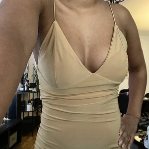 Fest klänning strl XS/S - En fin urringad där uppe stretchig klänning XS/S sitter väldig bra längden är till knä 