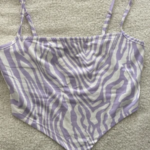 Zebramönstrat linne - Säljer ett zebramönstrat linne från shein. Stretchigt i materialet. Skriv vid intresse😊